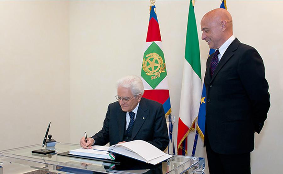 Firma-del-Presidente-della-Repubblica-aa2015.jpg