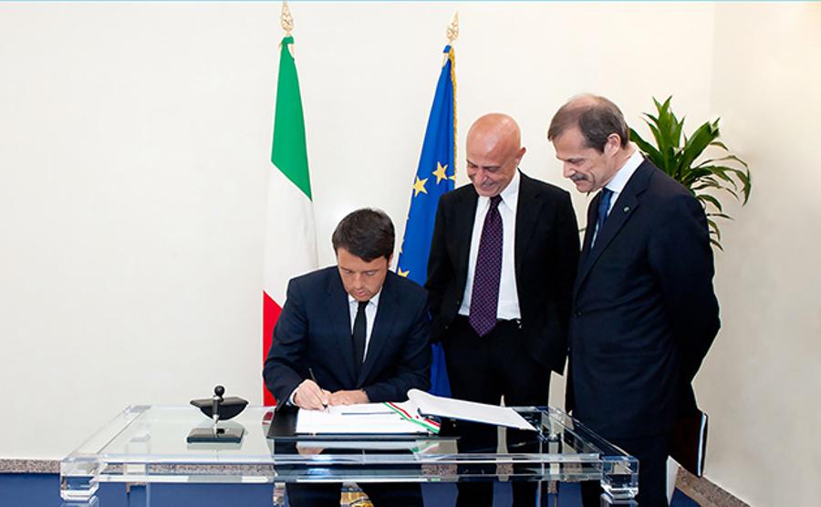 Firma-Presidente-del-Consiglio-Minniti-Massolo-aa2015.jpg